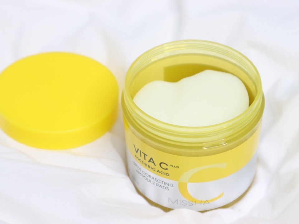 잡티케어와 더불어서 기본적으로 패드! 하면 기대 많이하는 수분공급, 피부결정돈도 잡아주면서 피부를 환하고 맑게 케어해줄수있는 잡티씨앰플패드라서 잡티케어와 더불어 피부케어까지 되니깐 스킨케어도 크게 신경안써도 되서 편하고 좋았어요 !
