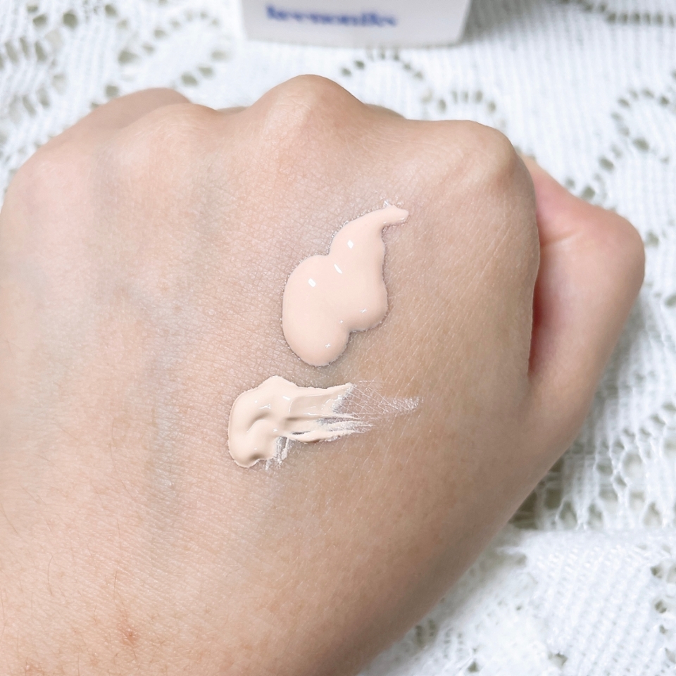 * 위엔 키노닉스 선밀크에요. 진짜 약간 살구같은 색감이고, 선밀크라 약간의 흘러내림이 있고 촉촉하게 발리는 것이 특징이에요.
그래도 선플루이드 제형보단 좀 덜 묽은 것 같기도 하고 그랬어요!
색이 들어가서 약간의 톤보정은 조금 되는 편!

* 넘버즈인의 파데스킵 베이스는 약간 베이지 컬러에요. 이게 아예 파데가 아니기 때문에 색이 좀 적당한 것 같아요. 베이지지만, 마냥 노란기돌고 차분한 베이지도 아니고, 마냥 화사한 베이지도 아니고!
적당히 화사해보이면서 약간 상아빛을 띄는 것 같기도 하고 그랬어요
