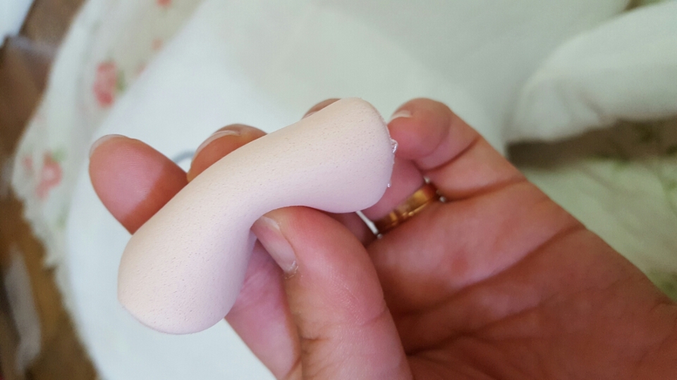 사진을 제대로 찍었었는데, 구멍이 슝슝
음.. 퍼프가 쫀득한데다가 일단! 오밀조밀하게 숨구멍..? 하하😅
나있어서 구런지 더더욱 쫀득하더라구요!