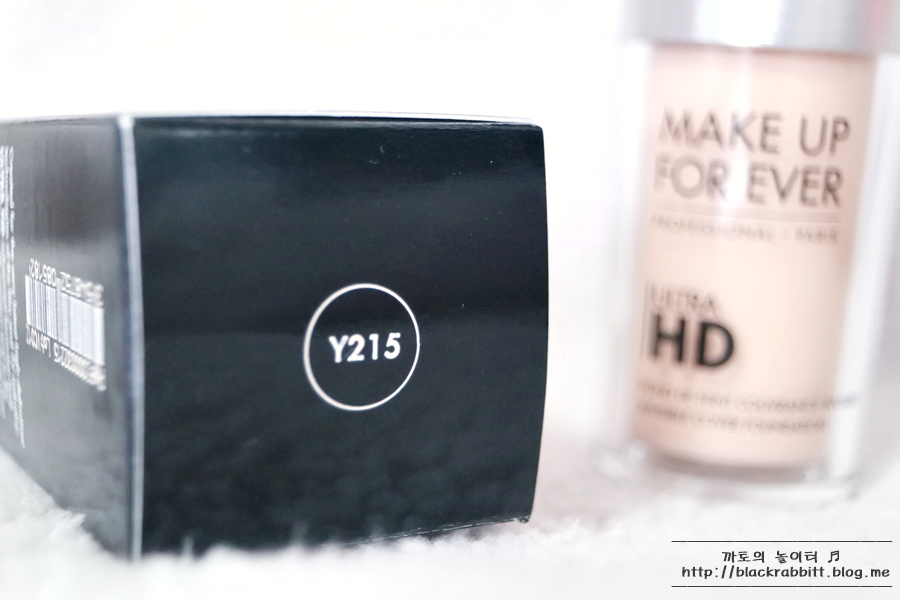 그렇게 선택한 Y215
(본인은 13호의 쿨톤이라고 생각되는 피부의 소유자)​
옐로우 베이스 컬러이고 그중에 가장 밝은 컬러예요~
제얼굴의 붉은기를 좀 잡기위해 옐로베이스 컬러로 골랐어요~
평도 보아하니 많이 노랗지도 않고 괜찮다하더라구요 ㅎㅎ
