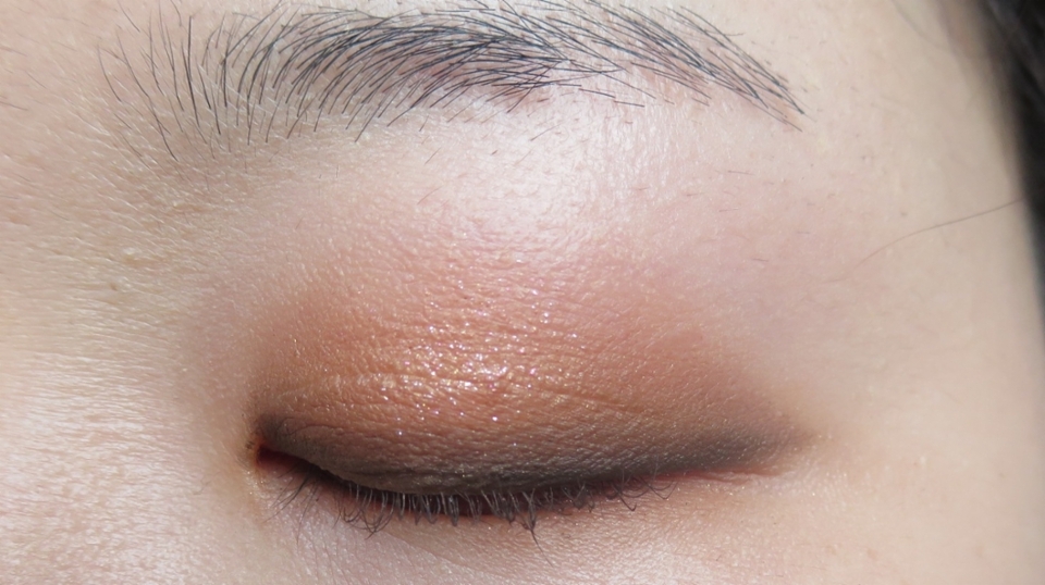 아리따움의 아이돌 아이라이너 다크브라운 색상으로 라인을 그리고 맥의 더스키로즈 타임즈 나인의 댄스인더다크로 스머징하면서 꼬리 조금 더 뺴줬어요

저는 원래 일자로 하고 싶었는데 떠보니 약간 꼬리가 쳐졌어요 여러분은 일자로 하시면 더 예쁠 듯해요!!