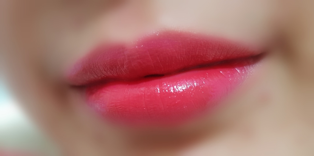 이렇게 탄생한 두번째 조합!
💋하루종일 촉촉해!💋
전체적으로 러스터링 제품을 깔아주고 루비우제품을 그라데이션 준 조합이예요! 요 조합은 러스터링 립제품이 촉촉하기때문에 루비우의 그 매트함을 잠재워주고 또한 입술각질이 올라오지 않아 좋은 조합이예요! 아침에 슥슥 발라주기 좋은 조합이라 자주 사용하는 조합이기도 한답니다!