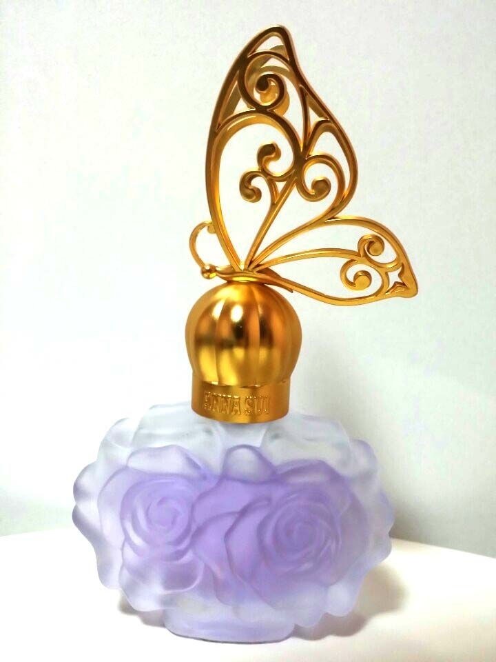 보라색에 장미꽃 모양 그 위에 금색의 나비
정말 고급스러운 디자인 인듯 해요
