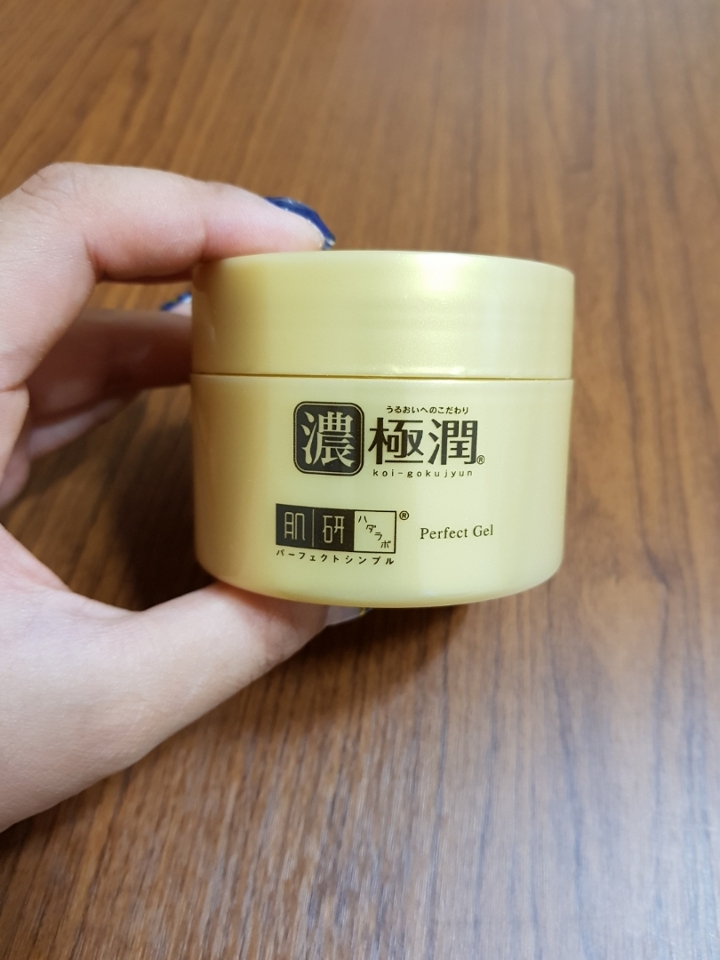 본품이에요~ 금빛이 도는 플라스틱으로 되어있어요!