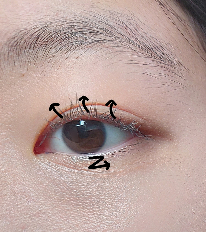 입구에서 약을 많이 덜어내어서 위로 발라준 다음, 언더는 세로로 세워서 지그재그로 발라주었어요
너무 고정되게 바르지는 않고, 속눈썹이 확 쳐지지 않을 정도로만 발라주고, 뷰러로 찝어주세요!

(색상을 보정시키다 보니, 픽서 바른 부분이 하얗게 표현되었는데 실제로 보면 티는 안나요)