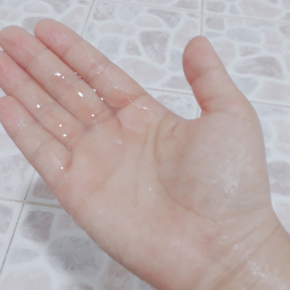 재형은 살짝묵직한 물같은 재형이다
불투명한희색이고 냄새는 은은하게 조금난다.