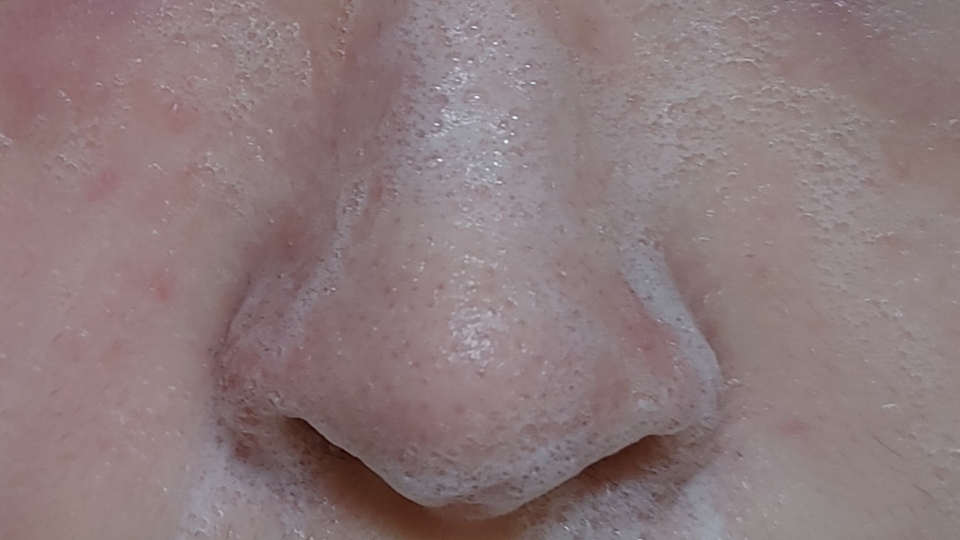 마무리로 클렌징 폼을 사용해줬어요

• 마데카21 테카솔 안티더스트 클렌저

클렌징폼으로 거품을 풍성하게 만들어서 문질러줬어요! 
이때는 그냥 자신이 세안하는 것처럼 하면 될 것 같아요
이 클렌징폼은 언파박스에서 작년인가 받아본 제품인 것 같은데 산뜻하고 부드러워서 잘 쓰고있어서 벌써 다 써가는 클렌징폼이에요