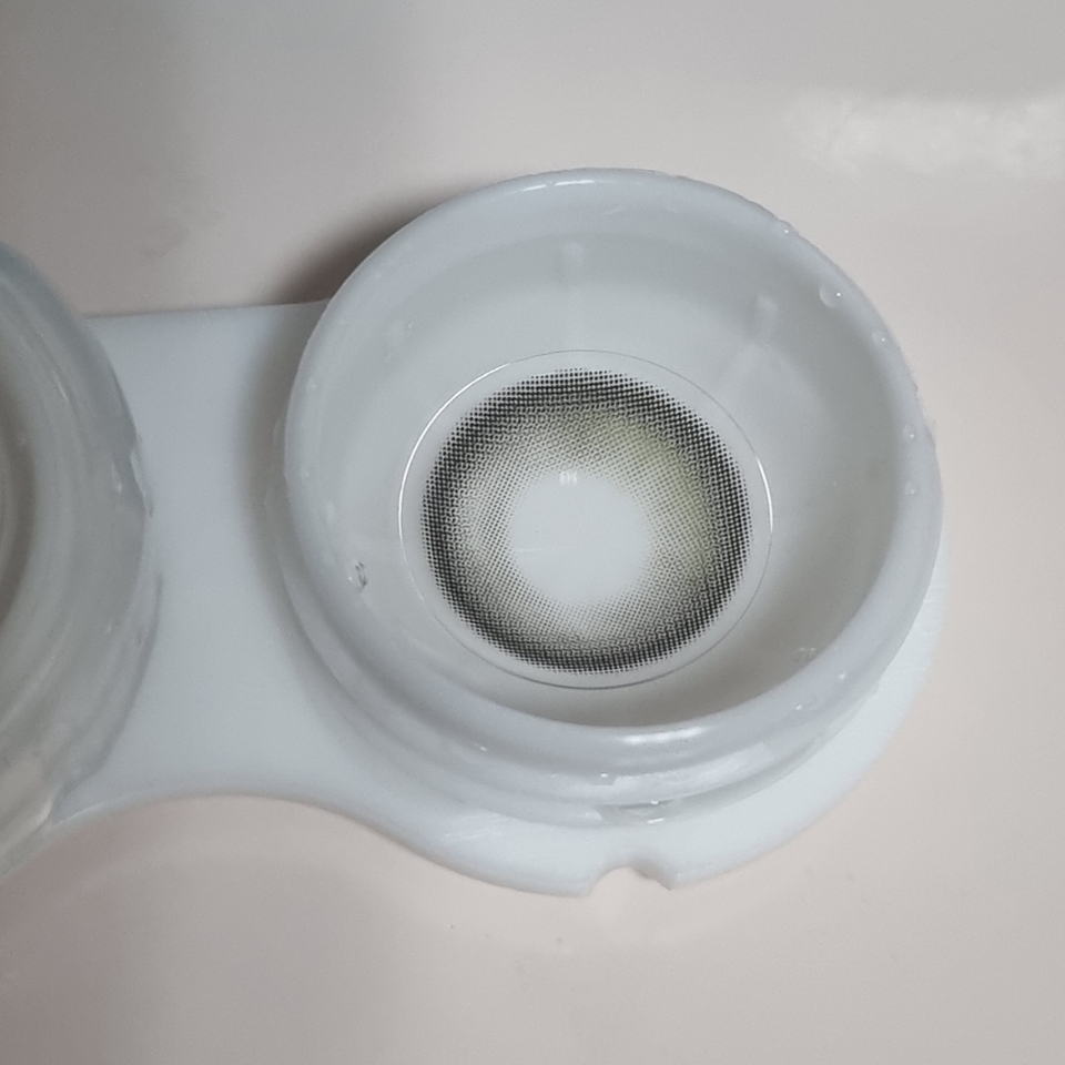 전체 직경은 14.2mm 이고, 그래픽직경은 13.1mm입니다. 사진 기준 오른쪽 상단 30% 정도가 애쉬 그린빛이고, 나머지가 그레이 색상이에요ㅎㅎ
