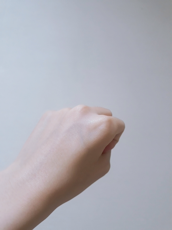 다 바르고 흡수시켰는데 생각보다 유분기가 있는편이라서 손등에 발랐을때는 유분기가 거의 느껴지지 않았지만 지성인 제 얼굴에 발랐을때는 유분기가 조금씩 계속 올라와서 당황스러웠어요..!

스킨, 수분크림 등 기초케어를 다하고 이 제품을 바르기에는 조금 부담스럽고 저같은 경우에는  스킨팩하고 적당량 발라주는방법이 가장 산뜻하고 좋았어요

그리고 개인적으로 붉은기는 조금씩 가라앉았지만 드라마틱하게 여드름이 진정되는효과는 보지못했어요