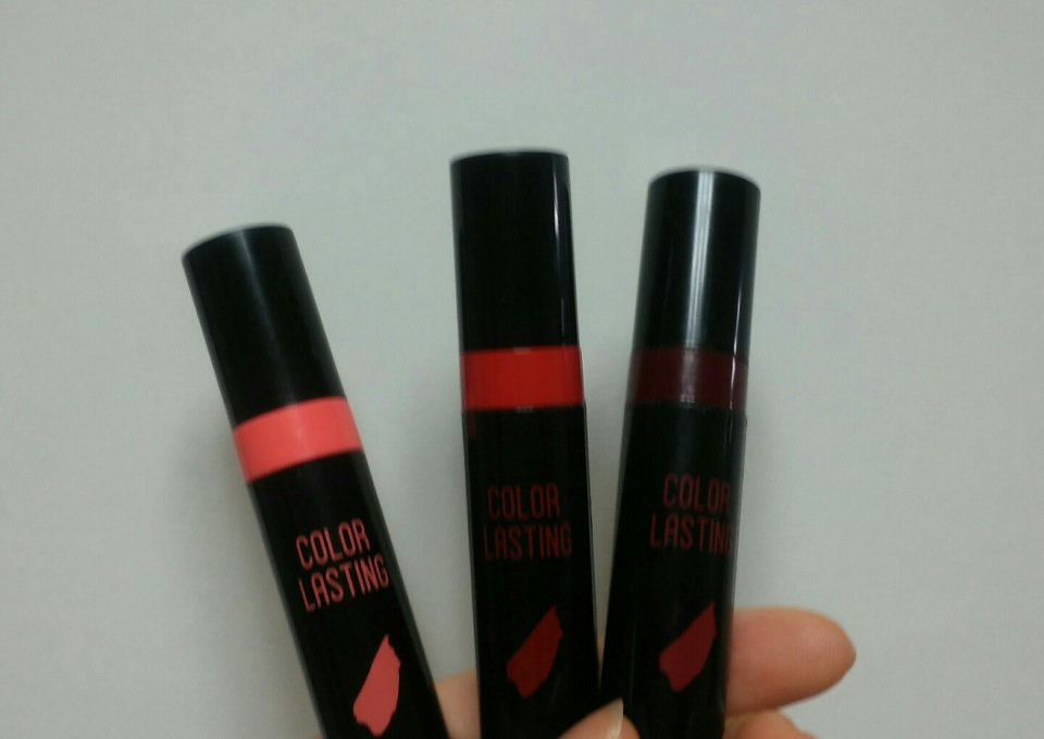 그동안 지속력이 걱정이셧던분들께 추천합니다♥ 여러번 덧발라도 참예쁘고 바르면 각질잠재우는 효과도있고 좋아요!! 