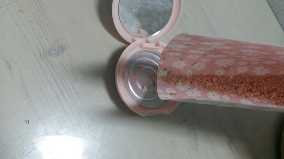 그다음 공병에 가루가 된 팩트를 덜어주세요
팁! 가루는 조금씩
