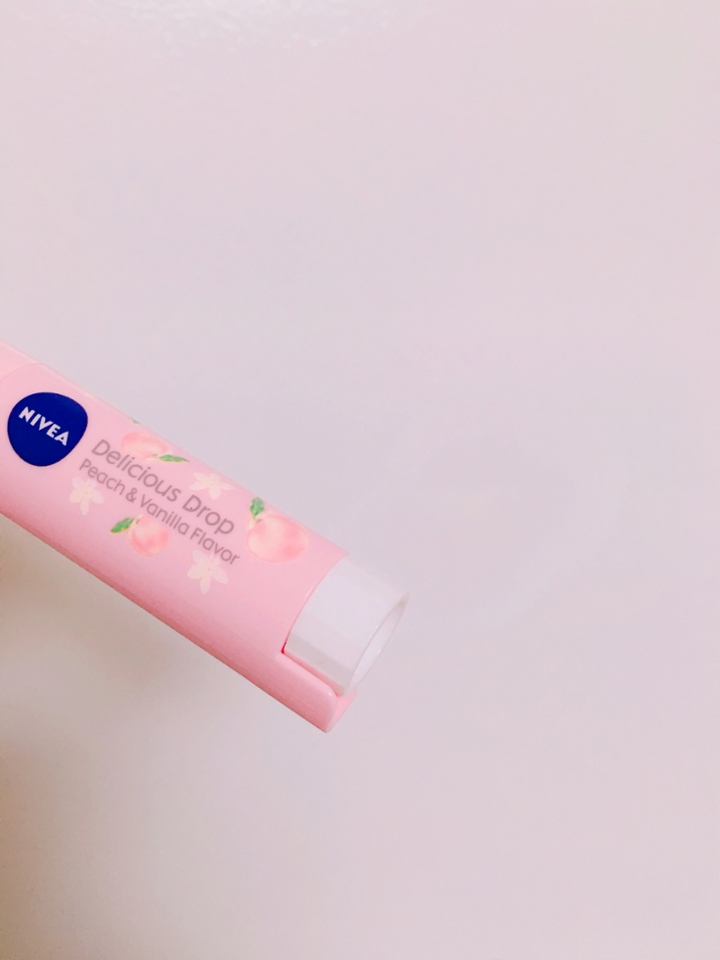 한국에서 파는 립밤이랑 디자인이 달라서 신기했는데

돌려서 사용하는 것은 똑같아요😝✨

