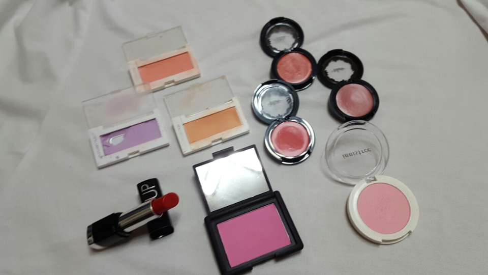 요거는 색감보시라고 밝기를 낮춘 거고요, 
립스틱이 왜있느냐 하시면, 저것도 블러셔로 잘쓴답니다 (속닥속닥)


1. 슈에무라 블러셔 3개
2. 일본 비세 립앤치크 3개
3. 나스 블러셔 1개 & 이니슾 1개
4. 메포 립스틱 

이렇게 묶어서 갈게요