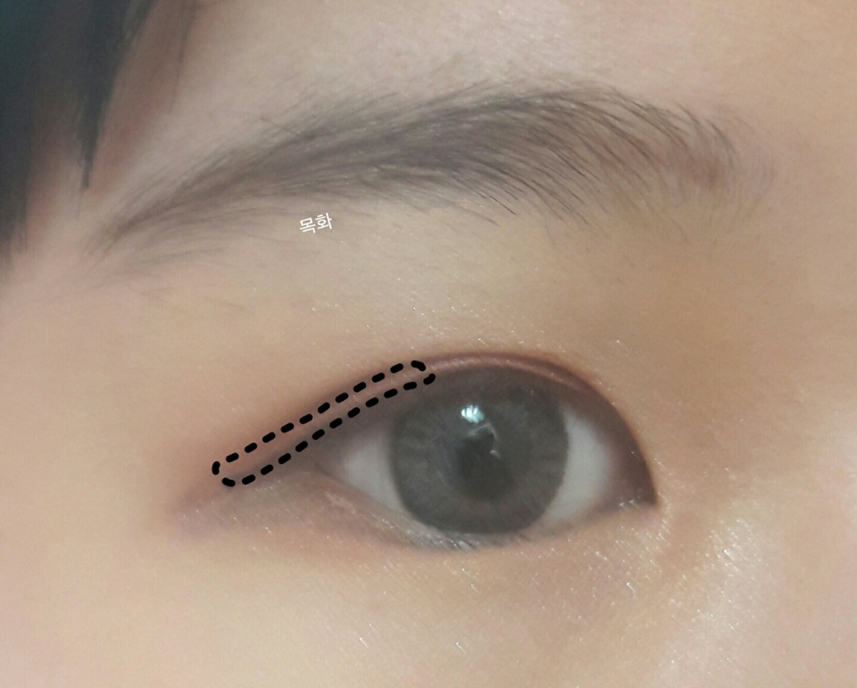 미샤-트리플섀도우 마르살라레드 

제일어두운 색상으로 눈끝쪽 쌍커풀라인안쪽에 발라줍니다