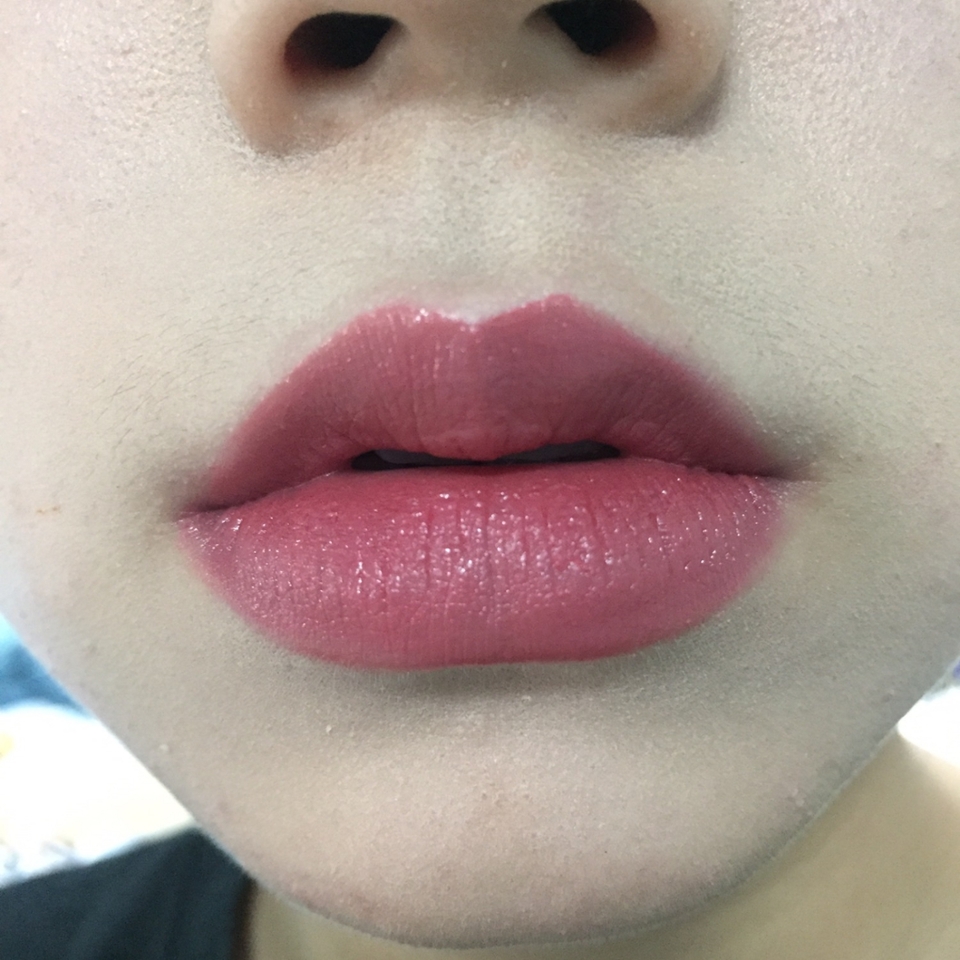 본래의 입술을 좀 벗어나서 입술산을 살려서 발라주었습니다

리뷰봐주셔서 감사해요♡♡
지극히 주관적인 리뷰이니 이 사람은 그렇구나 하고 참고만 해주세요