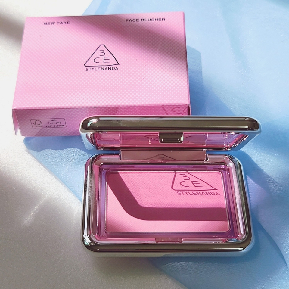 도회적이고 모던한 뷰티 브랜드 하면 3CE!

​

미니멀함에서 오는 3CE 특유의 시크한 무드를 너무 좋아하지만, 웜톤에 치우친 색조 위주라 쿨톤으로써 바라보며 대리만족만 했었는데요,

​

요번 NEW TAKE 컬렉션은 아이 팔레트도, 블러셔도 쿨톤 컬러를 아주 시원하게 뽑아냈더라구요😍