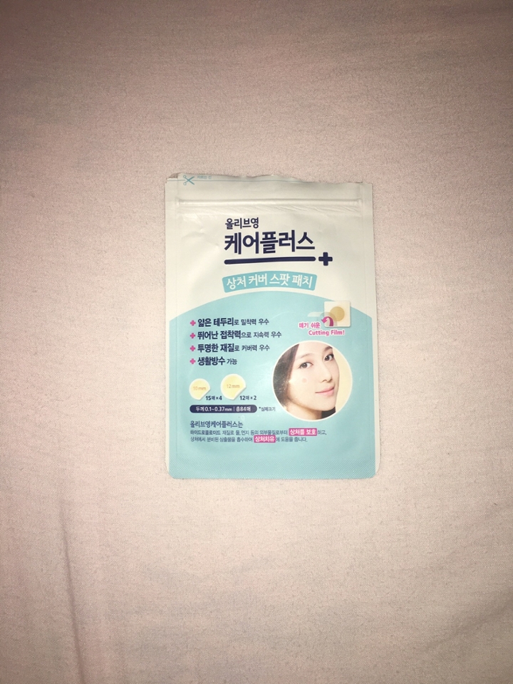 올리브영 케어플러스 상처 커버 스팟 패치는 하이드로콜로이드 재질로 물, 먼지 등의 외부 물질로부터 상처를 보호하고 상처에서 분비된 삼출물을 흡수하여 상처치유에 도움을 주는 스팟 패치 입니다