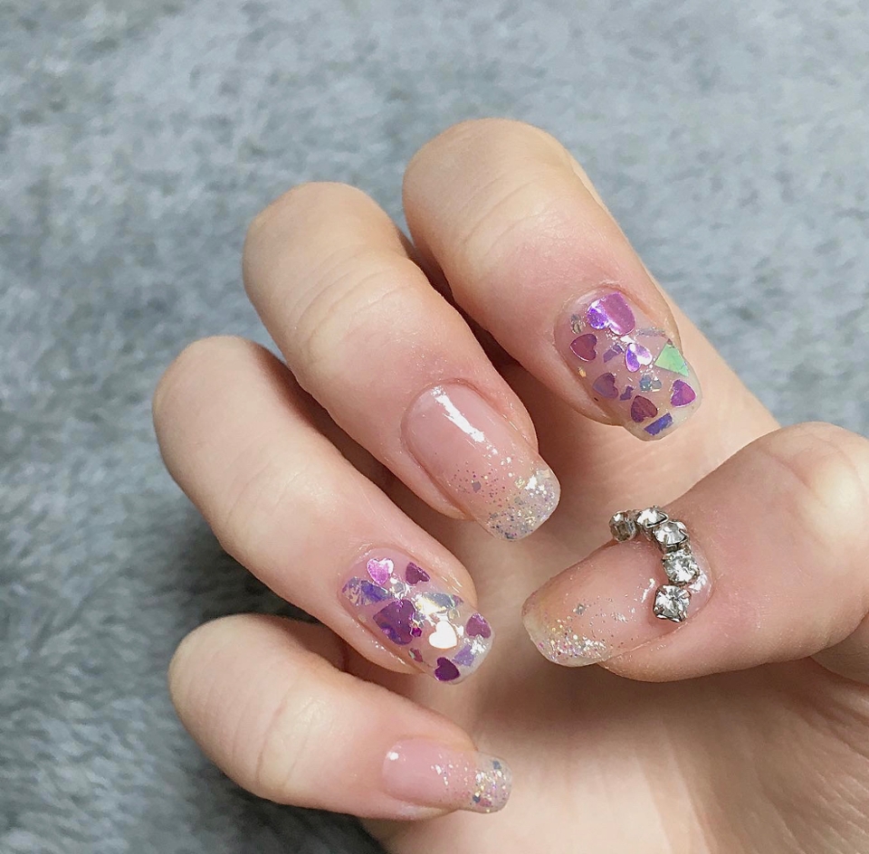 짠 이건 하트글리터가 포인트인 네일이에요! 하나하나 붙이다 보니까 시간이 제일 오래걸리기는 했는데 그만큼 진짜 실물이 짱짱이에요ㅜㅜ

