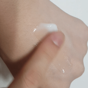 손등에 펴발라봤어요.
수분감이 있는 제형이라 그런지 발림성도 촉촉하고 마무리는 보습감이 살짝 느껴졌어요.