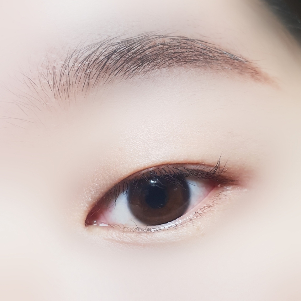 베이스와 프라이머를 해주고 
3번 컬러로 파우더 처리를 해주었어요
파우더 처리를 하면 블렌딩이 잘되서 편하더라구요