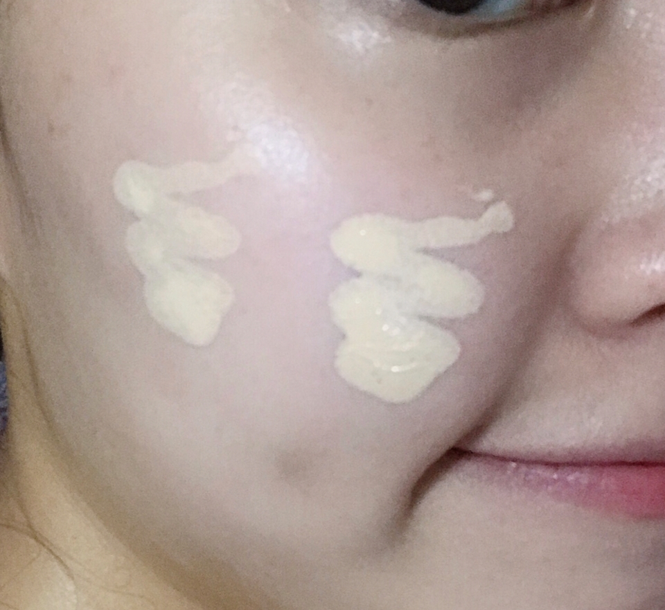 톤업팡 핑크색 제품을 바른 피부 위에
도포해 보았어요😶😶