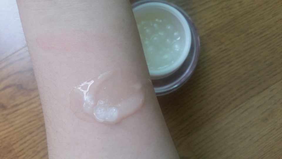 사용할때는 저렇게 으깨서 함께있는 수분크림이랑 같이쓰면되요!!! 
비포에프터 비교사진 올리려고했는데 흡수가 빨라서 카메라에 담을수가 없었어요ㅎㅎ