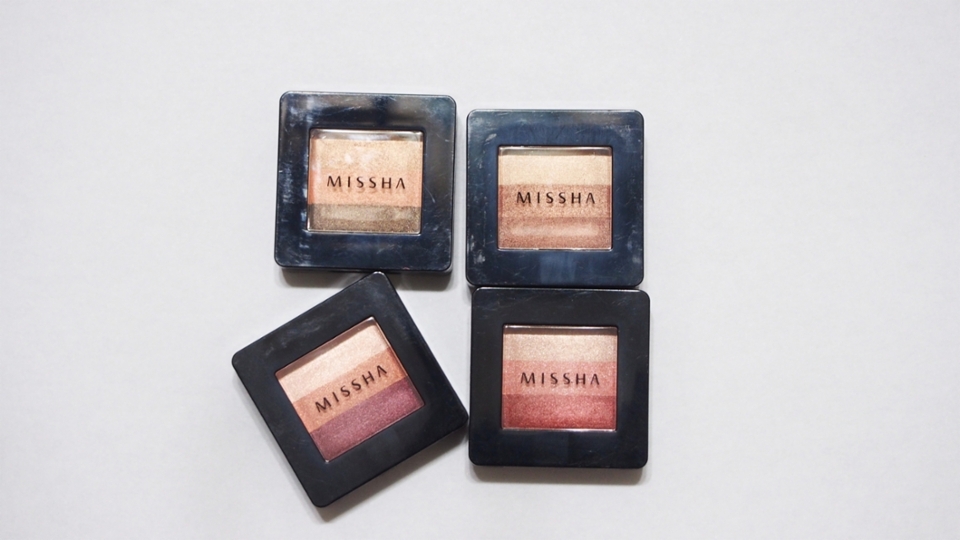 2015年新出的版本，共有6個色號
從官網上的圖片來看每個色號都是擦起來不會嚇到人的顏色
除了色號有更動之外，眼影終於有外殼了而不是像試用品的塑膠盒
