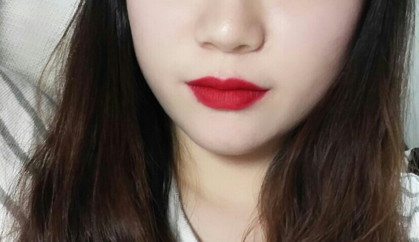 원래 풀립같은 그라데이션을 좋아하는데 루비우를 꽉채워바르면 막 내 속에 감춰져있던 섹시함이 표출되는느낌? ㅋㅋㅋㅋㅋㅋ원래 여자들은 가끔 섹시한 레드립 하고싶을 때가 있잖아요다들?? 그럴때 요 루비우 풀립이 딱이에요!!❤
