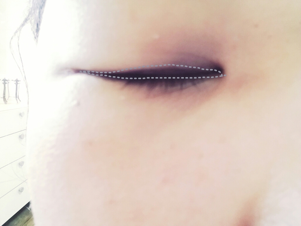 아이라인은 갈색톤을사용하여 자연스럽고 얇게그러줍니다.필요하다면 언더에 삼각지대에도 가볍게만그립니다