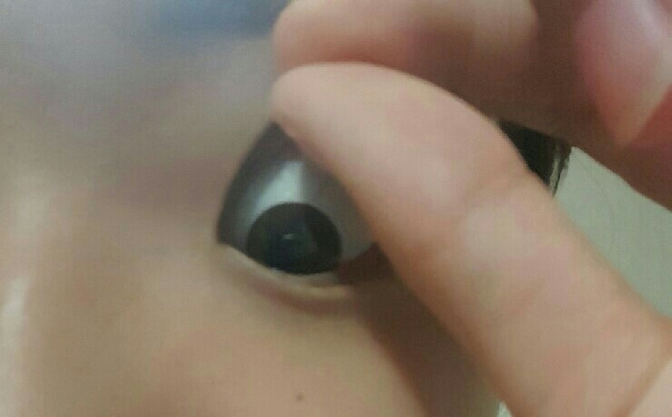 그으고 눈을 뜨면 일시적인 쌍커풀이 생겨요 
여기서 끝이아니라 사진처럼 눈동자를 아래로 
굴린다음 속눈썹을 적당한 힘을가해 잡아 위로
당겨주세요 앞 중간 뒤 이렇게 3구역을 나눠서요