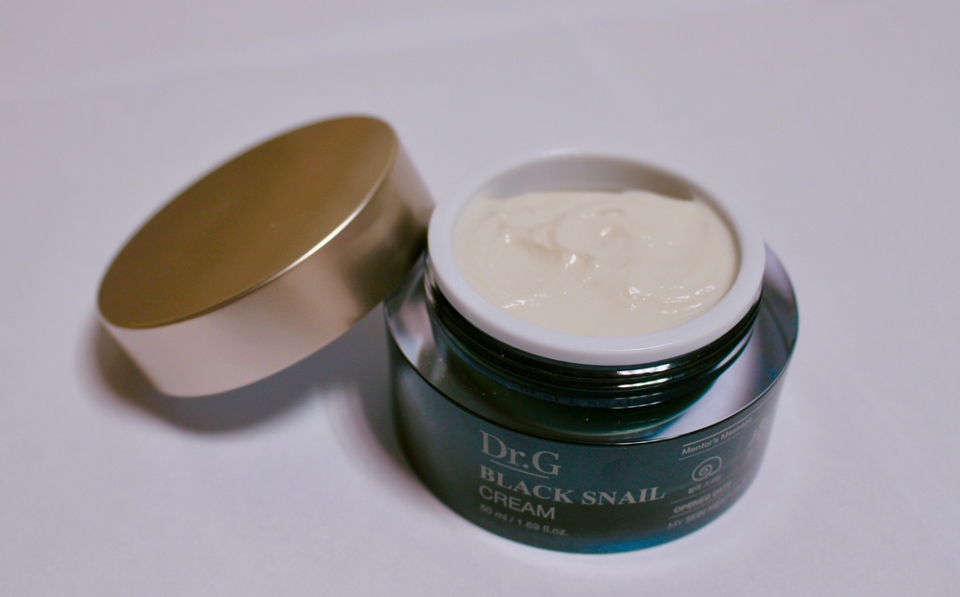 베이지?아이보리? 색상의 크림이에요!

딱 열자마자 향이 은은하게 났는데 막 엄청 진하고 강한 향이 아니라서 좋은거 같아요
