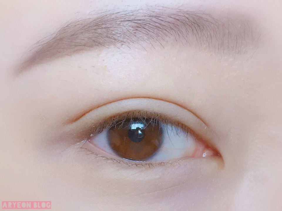 눈에 파우더처리 해주었습니다ㅏ