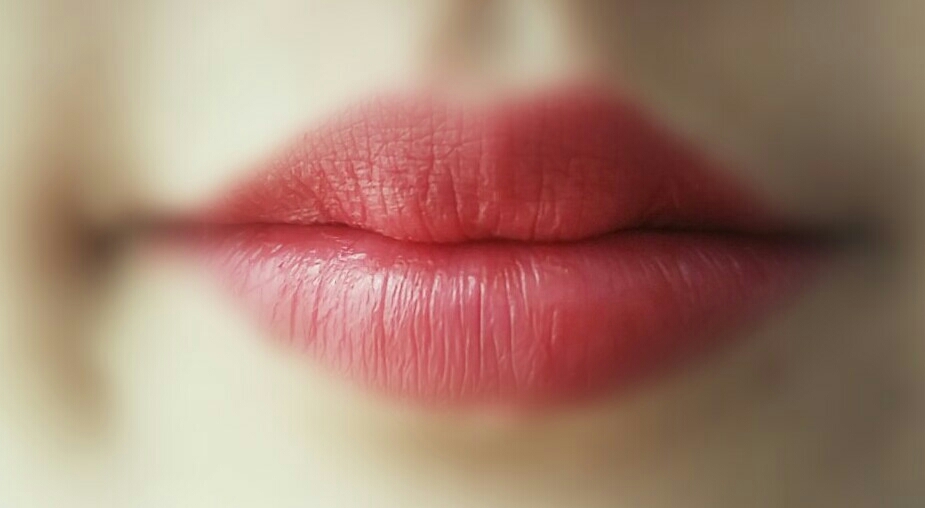 입술에 바른 사진입니다! 실제로는 저 색상보다 조금 더 밝고 빨개요! 끼임도 없고 부드럽게 잘 발리고 장미향이 나서 부담스럽지 않고 손이 자주 가는 거 같아요