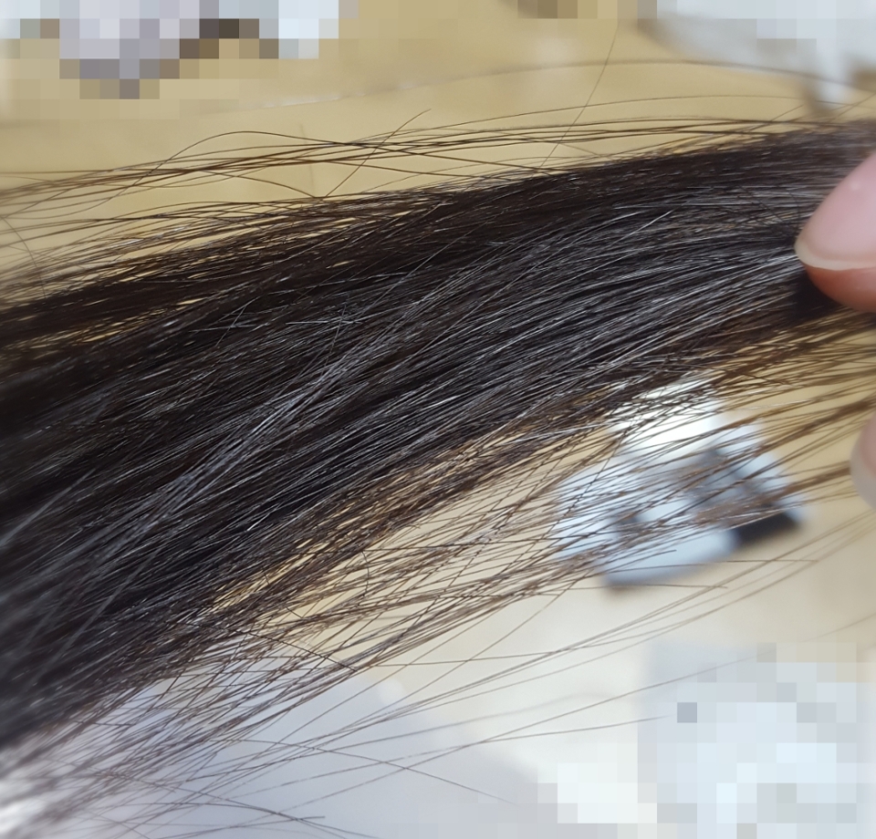 염색하기전


염색약을 바른후 뜨거운 베란다에 20분정도 앉아있다가 못 참겠어서 나와서 그냥 한 20분 드라이기로 열처리 해줬습니다 총 40분 정도 기다렸습니당