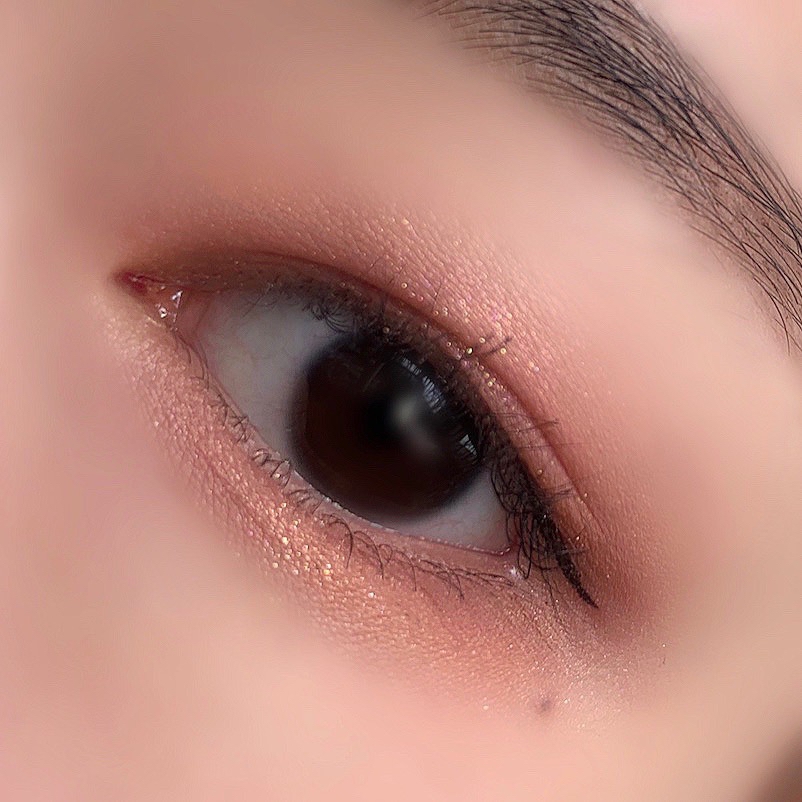 오늘 할 메이크업이에요! 카메라로 찍으면 색감이 다르게 나와서 비슷하게 보정했어요!
