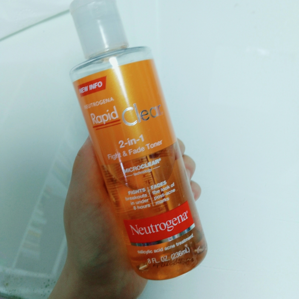 뉴트로지나 래피드 클리어 토너! 여드름 토너라고 불릴만큼 되게 여드름에 효과가 짱짱입니다 사실 여드름 관련 제품은 알콜이 매우 많아요 냄새는 살짝 나지만 따가운 느낌은 전혀 없고요 촉촉하고 쫀쫀합니다 ㅜㅜ 꼭 사세요 !!♡