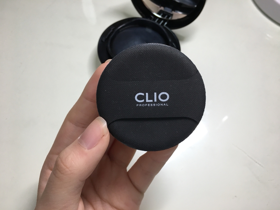 퍼프에 클리오로고가 박혀있네요