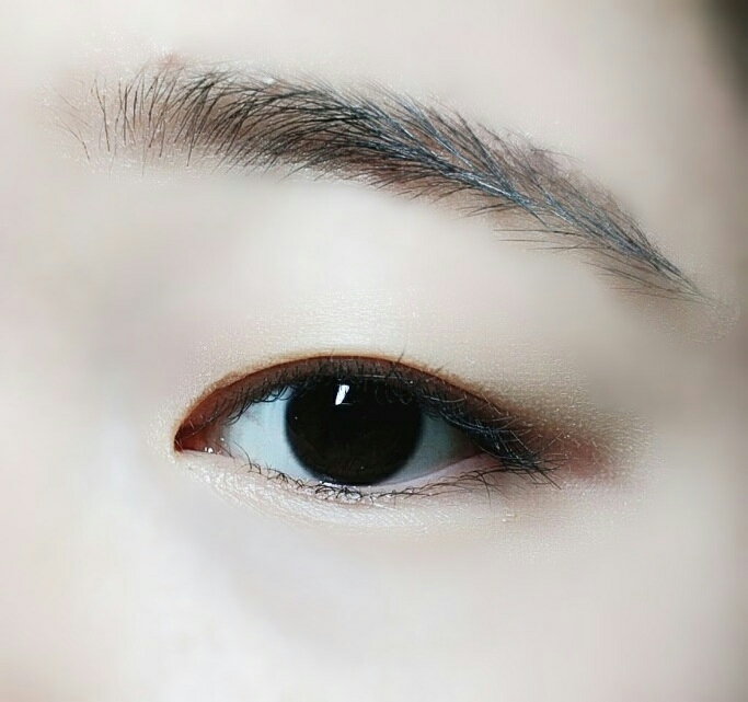 *더샘-샘물아트룩아이브로우2호 딥브라운
회갈색 아이브로우로 눈썹을 그려주세요