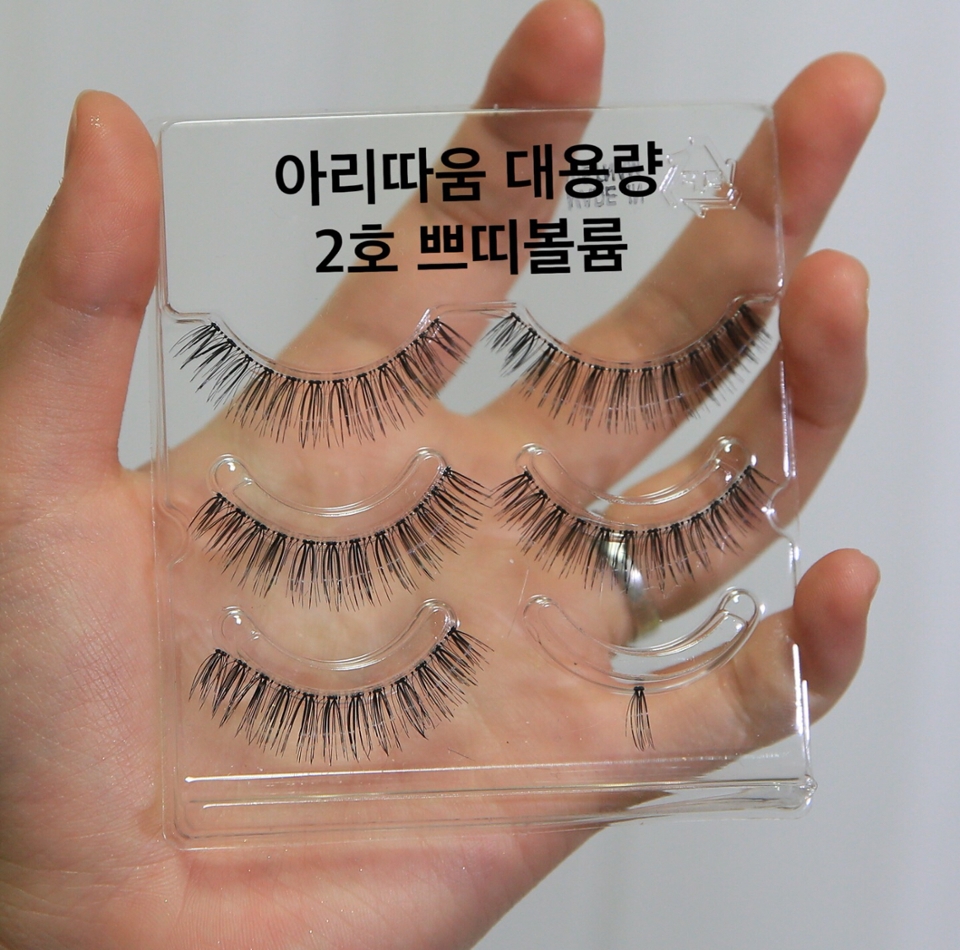 저는 속눈썹 하나를 잘라 반 씩 눈뒤쪽에 붙여주었어요✨ (반씩 잘라 붙여주면 눈도 길어보이고 과하지 않게 연출 할 수 있어요👍🏻)