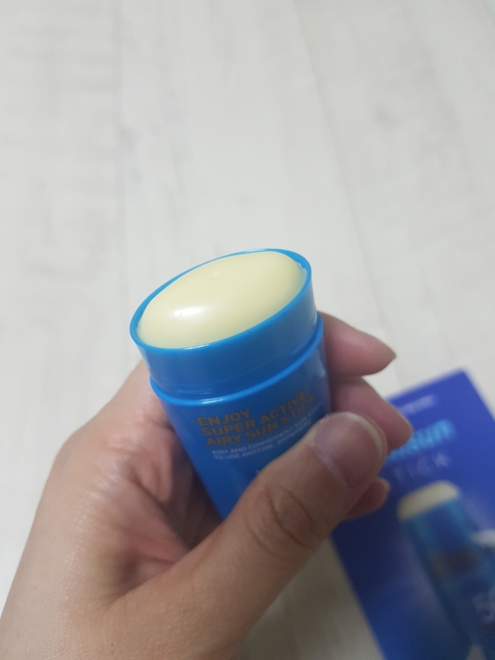 투명할줄 알았는뎅 불투명한 선크림이 빼꼼
뚜껑에 홈이없구 얇아서 기초 바른 다음이라 손이 미끄러워 여닫기가 힘들었어요ㅜㅜ