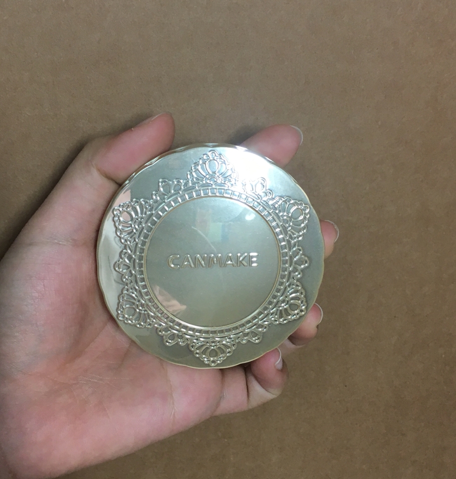 외간은 아주 예쁘게 생겼고 되게 납작해요 그리고 약간비쳐요 거울로쓰진 못할것같아요