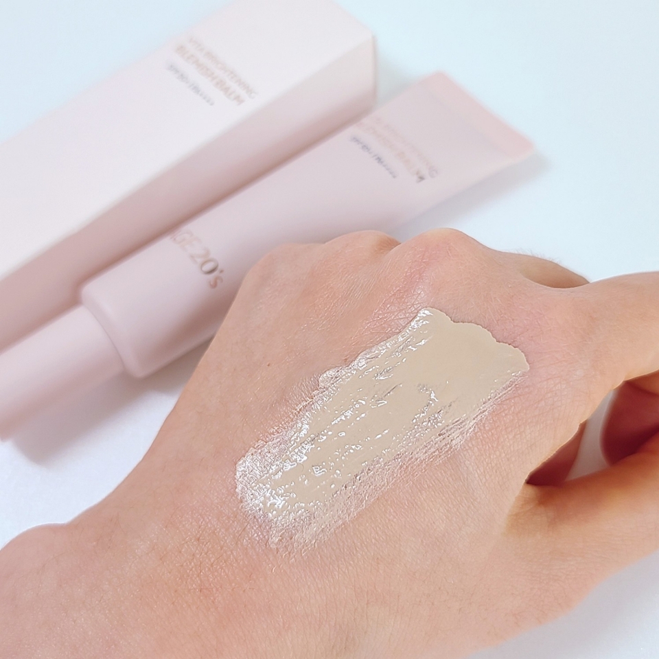 요건 제형이 정말 독특했는데, 처음에는 수분감이 팡팡 터지는게 거의 에센스 같은 제형이에요💦

​

초반 발림성은 굉장히 워터리하다가, 수분 에센스가 흡수된 후에는 파우더리한 스킨 텍스쳐로 변신!