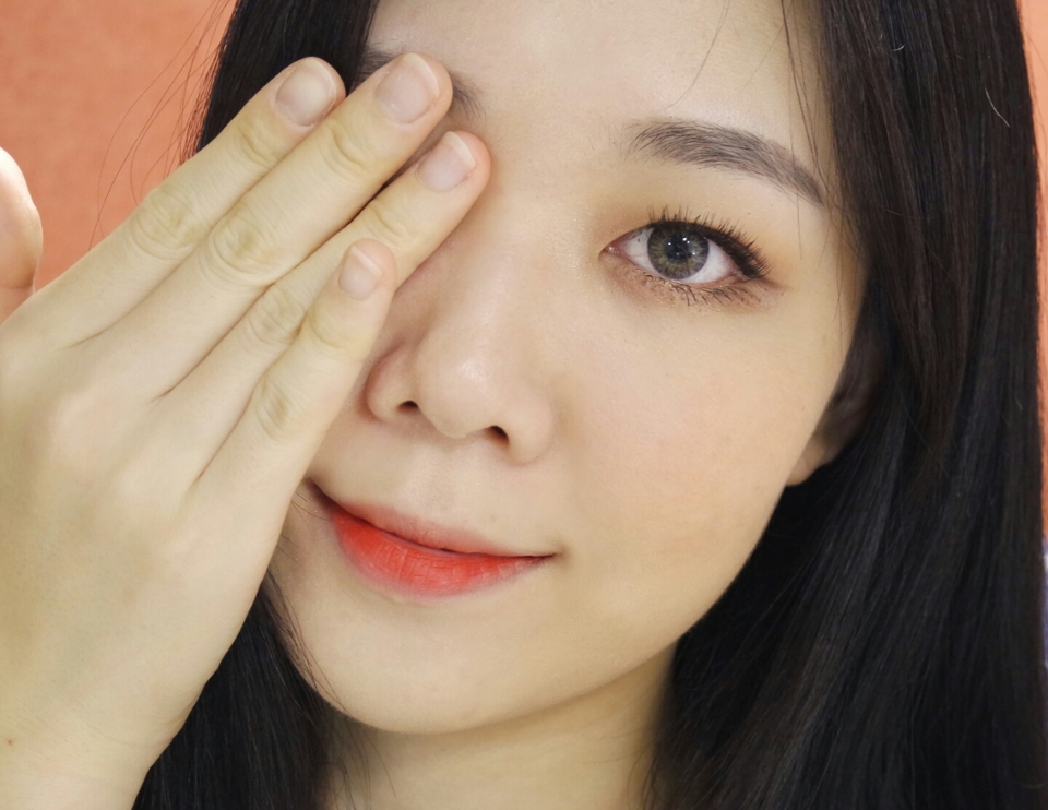 끝! 사실 눈화장만 올리려고..  한  쪽 눈만 화장했던거라... 반대쪽 눈은 쌩얼이에오^0^ 그래서 가림 햐햐햐~ 짝눈이기도 합니다ㅠㅠ 암튼~~ 간단한 델리 메컵인데 주황주황하게 해봤어요 ;D 다들 다가오는 추석 즐겁게 보내시고 한학기 화이팅♡
