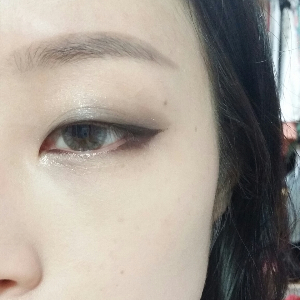 붓펜아이라이너로 아이라인을 눈꼬리를 빼서 살짝올라가게 그리고 펜슬아이라이너로 언더에도 삼각존을 채우고 눈앞머리에도 채워줬어요