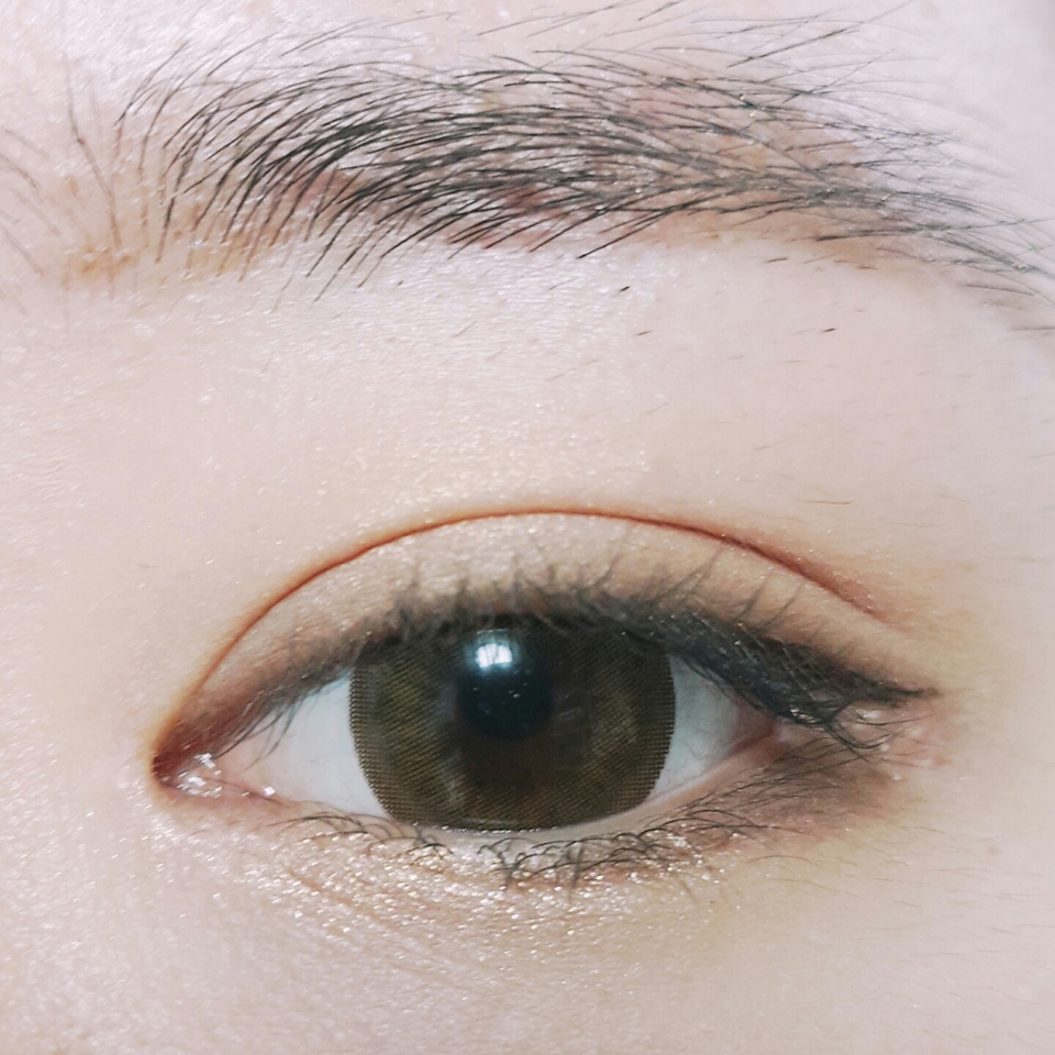 언더에 에뛰드 로즈골드스카프로 전체를 핑크골드빛 나게 애교살을 만들어주고 가운데 부분에만 펄감이 강한 화이트베이지 펄섀도우로 강조해줍니다.