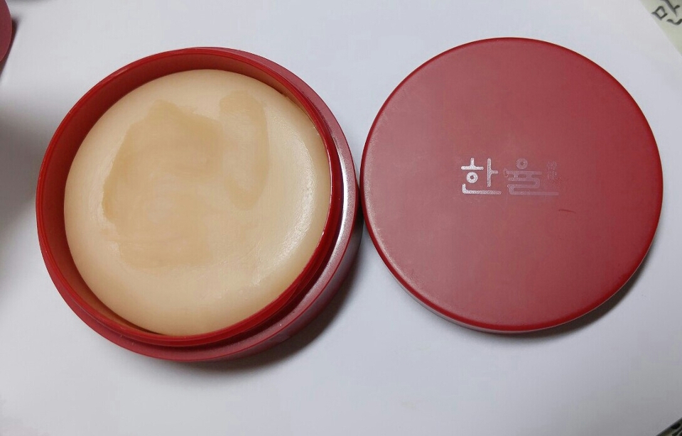 먼저 수정화장의 일등공신!!! 바로 보습밤이에요🙊👍👍
이 제품은 한율 자초 보습 진정밤인데요 효과좋은 보습밤으로 유명해요! 
요즘 로드샵에도 보습밤이 많이많이 나와있으니 피부에 맞고 보습잘되는 보습밤 사용하시면 될거같아요😀