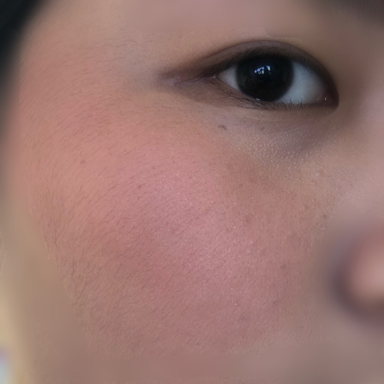 촤르륵 펄도 보이면서 생기있으며 분위기있는 블러셔에요❤️❤️❤️
누드블러셔 입문자 분들에게 진짜진짜 추천하고요
블러셔 덕후라면 있어야 합니다😭😭