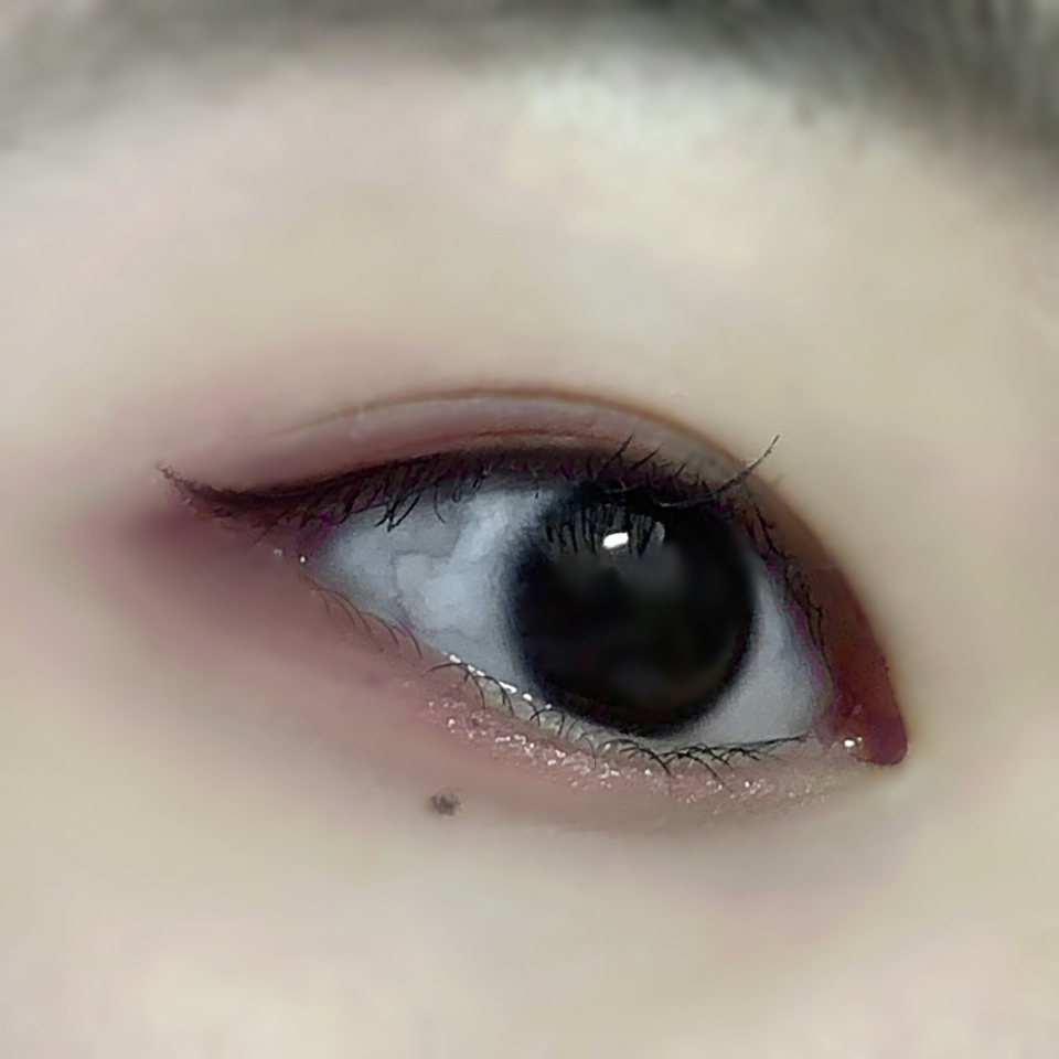 말린 제비꽃을 이용해 해본 데일리 메이크업이에요!
색상이 제가 계속 찾아다니던 스타일이라 촬영하면서
진짜 감동의 눈물을 흘릴 뻔 했어요,,😭😭
또, 클렌징할 때 피부에 펄날림, 번짐이 정말 없어서
편하게 클렌징 했던 기억이 있네요 ㅎㅎ
가루날림도 적은 편이고 컬러 구성이 정말정말정말 예뻐서
여쿨뮤트분들께는 강력추천드리는 섀도우팔레트에요 💗