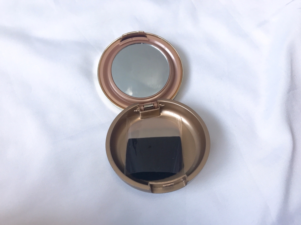 오픈을 하고 블러셔를 위로 들어올리면 
거울과 브러쉬가 내장 되어있어요!

직구로 구매한 템이라 가격이 들쑥 날쑥 하지만
보통 만원 정도 하는데 금액에 비해 가성비는 좋죠👍🏻

진정한 코덕사이에선 밀라니가 이미 유명한데
브러쉬는 빗자루 수준의 뻣뻣함이라고들 하더라구요

그래서 저는 아예 사용하질 않고
그대로 보관중이에요😁😁


