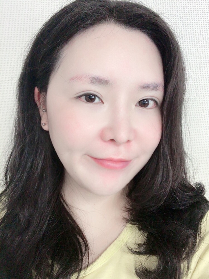 전체적으로 바르니 
확실히 전체적으로 화사해지면서
프라이머 효과도 너무 좋아서 만족했어요!

